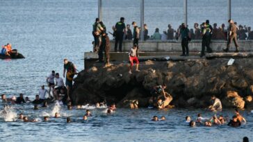 آلاف المهاجرين يصلون السواحل الإسبانية سباحة من المغرب